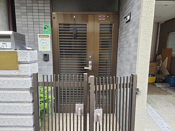 門扉が設けられた玄関。玄関前をご家族以外の方が通らない仕様です。