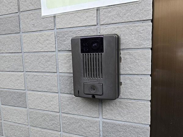 モニタ付きインターホンが設置されている玄関前！