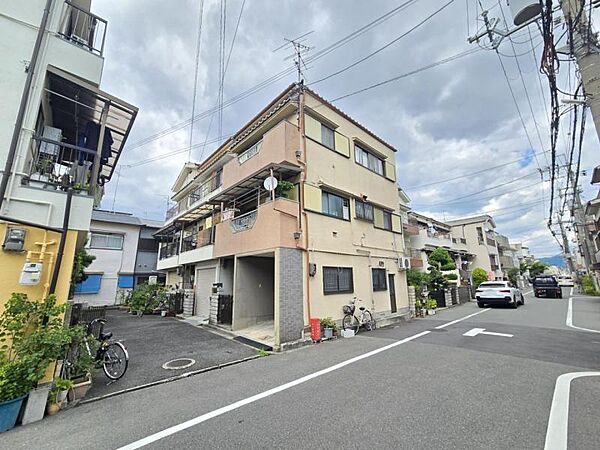 周りには高い建物がなく、空が広く感じられる立地！