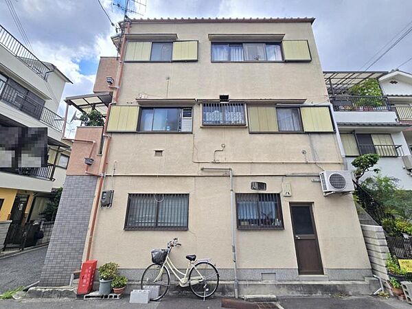 小さな窓がたくさん施工されており、採光は確保されています！