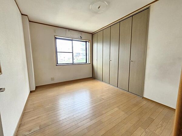 洋室6.4帖：窓が設置されており、明るく、風通しの良いお部屋です。