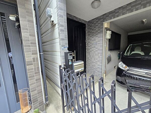 屋根があることで天候の悪い時も玄関前で濡れる心配がありません