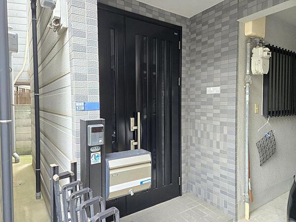 ブラック調の玄関ドアは外観がキリッと締まりますね！