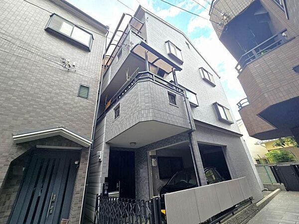 小さな窓がたくさん施工されており、採光は確保されています！