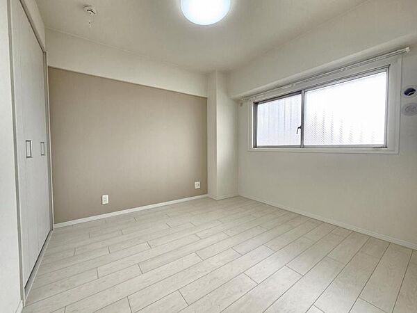 洋室5．1帖：落ち着いたカラーで仕上げたリラックス空間です♪