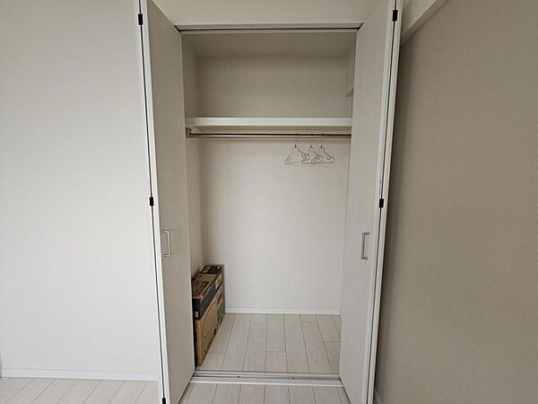 洋室5．1帖：収納力のあるクローゼットが備わっています。