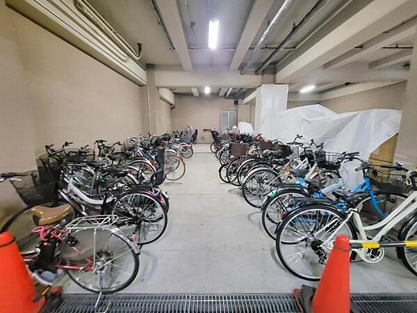 建物内にも自転車置場があります。雨が防げて嬉しいですね☆