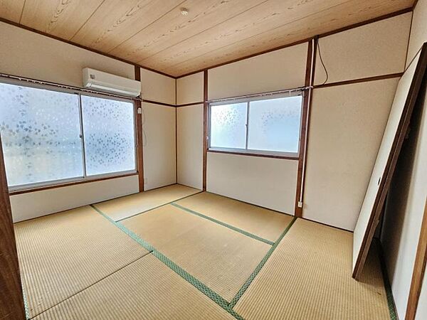 和室6帖：爽やかな風が通り、採光を存分に感じることのできるお部屋です♪