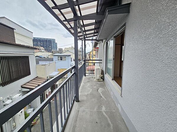 日よけ・雨よけが可能な屋根付きのバルコニー！