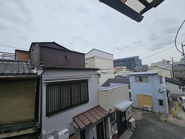 周りには高い建物がなく、空が広く感じられる立地！