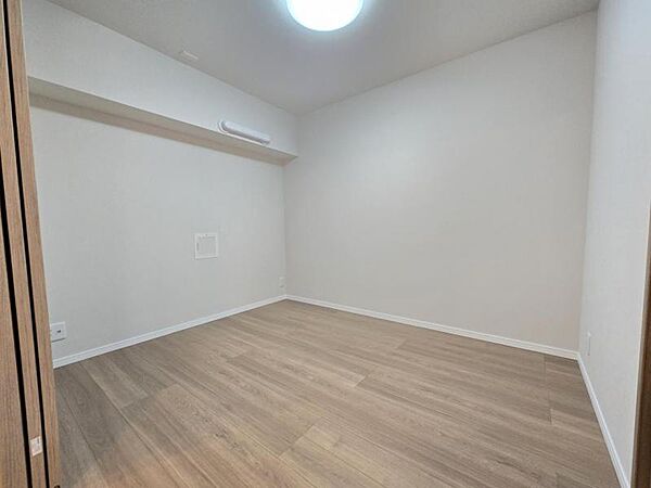 洋室5．2帖：ひとり部屋であれば広すぎないベッドと机を置くことができるお部屋！