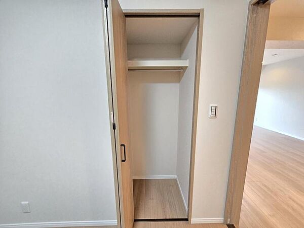 洋室5．2帖：長さのあるお洋服もらくらく収納できますね！