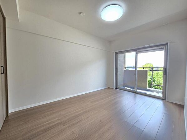 洋室6．2帖：バルコニーに面したお部屋は日当たり、通風良好です！