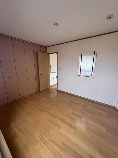 洋室6帖：落ち着いたカラーで仕上げたリラックス空間