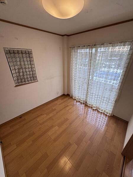 洋室4．5帖：ひとり部屋であれば広すぎないベッドと机を置くことができるお部屋！