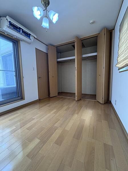 洋室6帖：収納もしっかり充実してますね