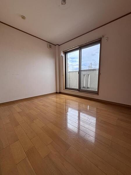 洋室6帖：バルコニーに面したお部屋は日当たり、通風良好です！