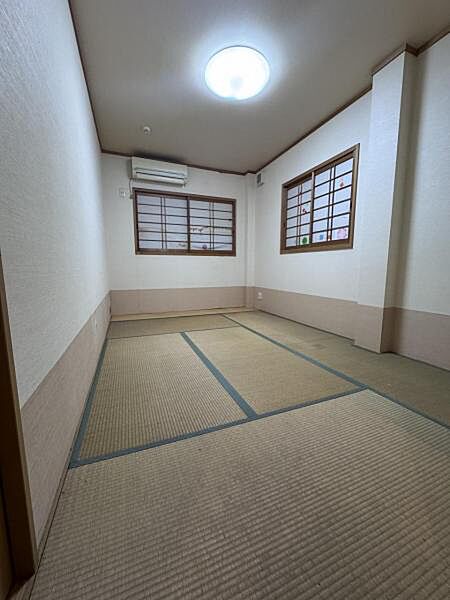 和室7．2帖：突然の来客にもサッとお布団を敷ける和室でしょう！