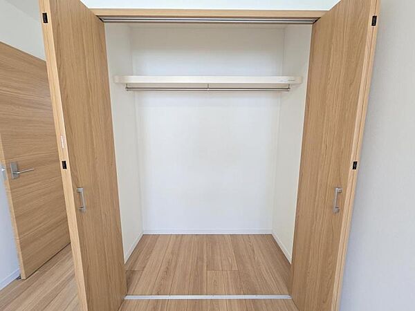洋室6帖：ハンガーラックが建付けなのもポイントです！