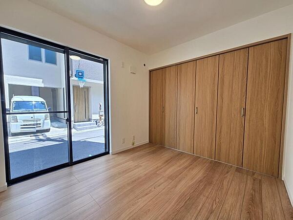 洋室4.5帖：コンパクトなお部屋ですが収納を設けており広くお使い頂けます！