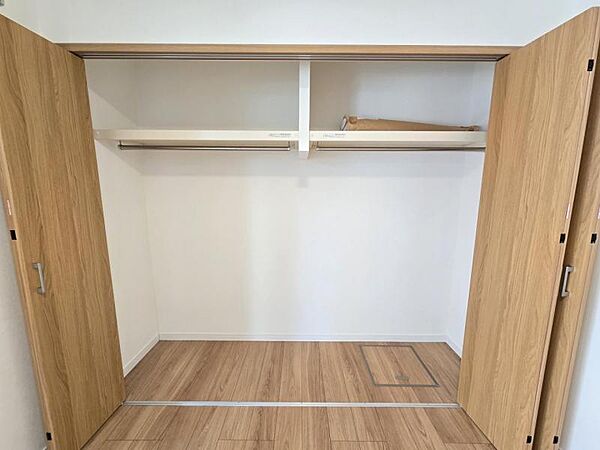 洋室4.5帖：洋服やクリアーボックスなどもしまえるクローゼット