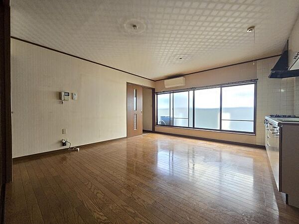 ＬＤＫ12．5帖：お掃除がしやすく、清潔さを保ちやすいフローリング仕上げの内装！