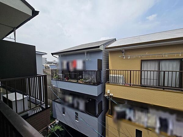 周りには高い建物がなく、空が広く感じられる立地！