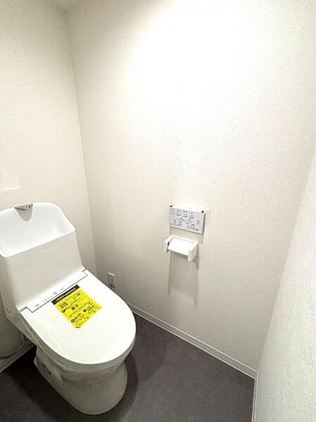 使いやすいサイドパネル仕様の温水洗浄便座付トイレです！