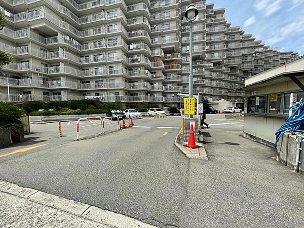 ゲート完備！不審者の侵入を防ぎ、駐車場内の安全性を高めます。
