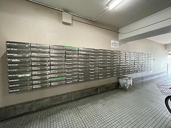 集合ポストで郵便物の出し入れも楽です。鍵付きで安心ですね！
