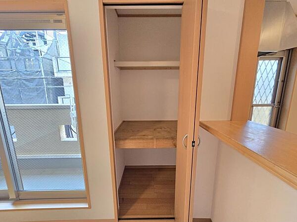 細かい荷物の収納に役立つリビング収納！