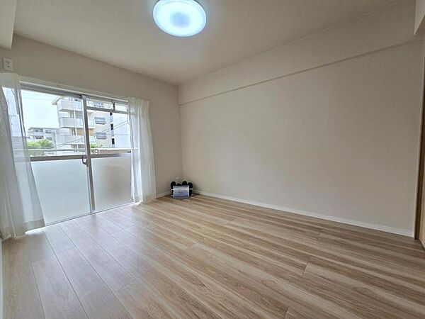 洋室6帖：バルコニーに面したお部屋はお布団などもサッと干せて便利ですね