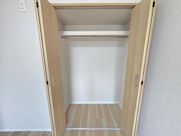 洋室5．4帖：全室収納スペース付き！お部屋を広くスッキリとお使いいただけます！