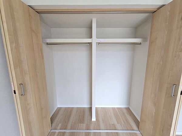 洋室6帖：ご夫婦の衣類もゆったりと収納していただけます！