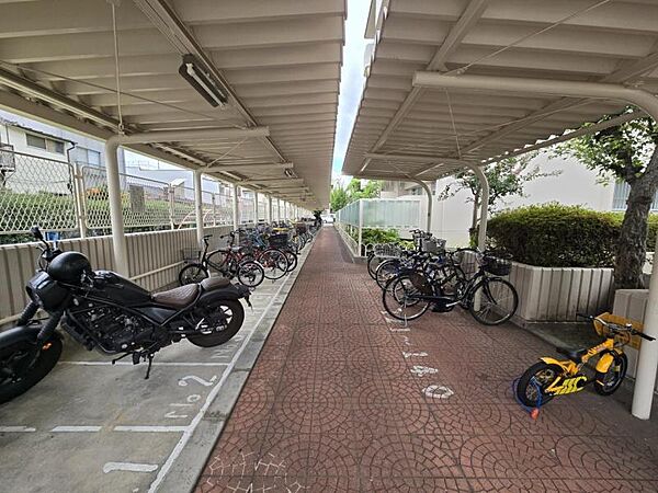 屋根のあるバイク駐輪場はうれしいですね