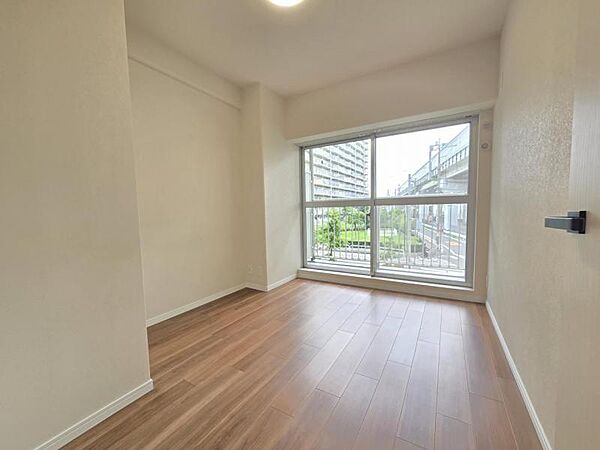洋室4.3帖：コンパクトなお部屋ですが収納を設けており広くお使い頂けます！