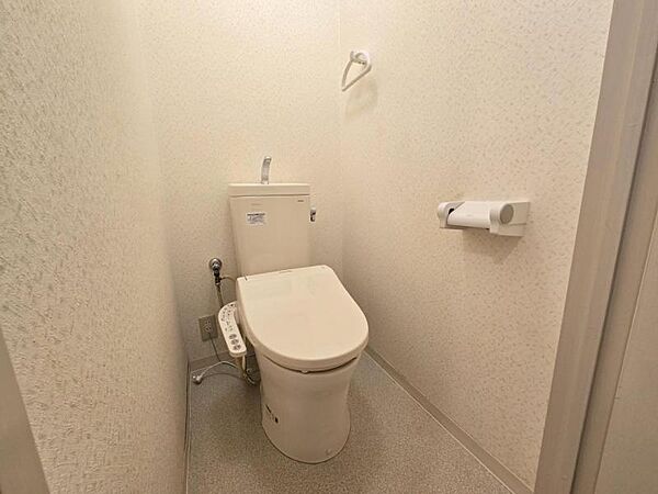 ホワイトのトイレは清潔感があって気持ちいいですね