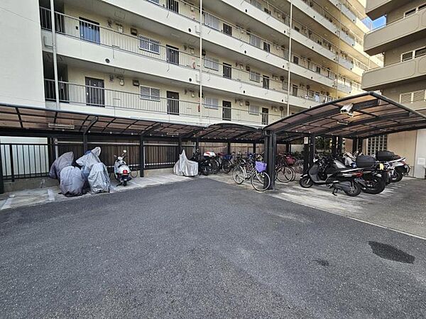 バイク置場があるので大切なバイクをゆったりと置くことができますね！