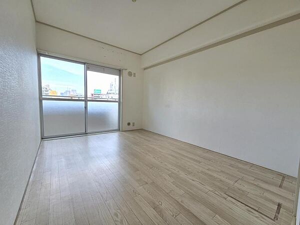洋室6帖：バルコニーに面したお部屋は日当たり、通風良好です！