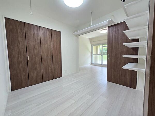 洋室4．5帖：コンパクトなお部屋ですが収納を設けており広くお使い頂けます！