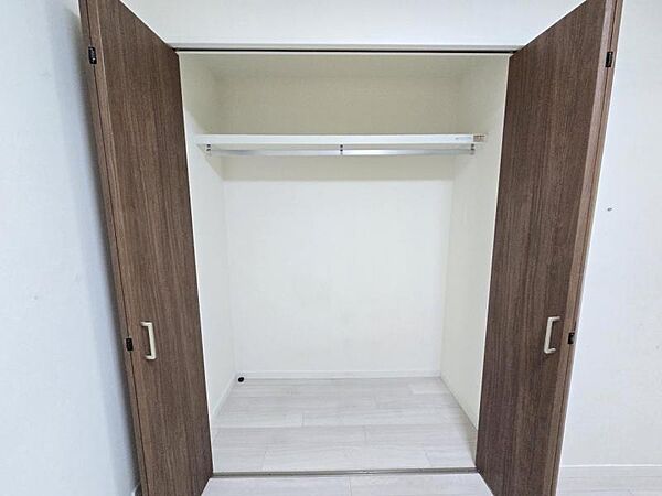 洋室4．5帖：収納力のあるクローゼットが備わっています。