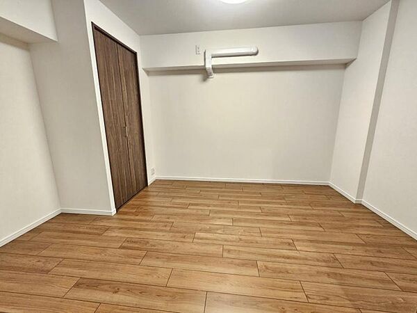 洋室5.8帖：コンパクトなお部屋ですが収納を設けており広くお使い頂けます！