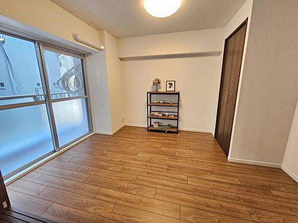 洋室6帖：バルコニーに面したお部屋はお布団などもサッと干せて便利ですね