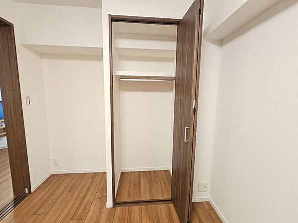 洋室5.8帖：収納力のあるクローゼットが備わっています。