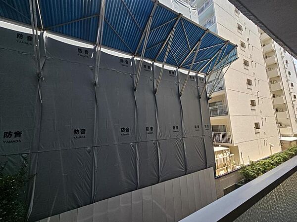 目の前の建物の間には距離があり、陽当たりは遮られません！