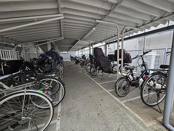 屋根付きの駐輪場で自転車が雨に濡れず安心！