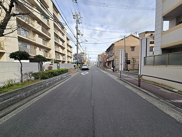 交通量の少ない前面道路で安心ですね☆