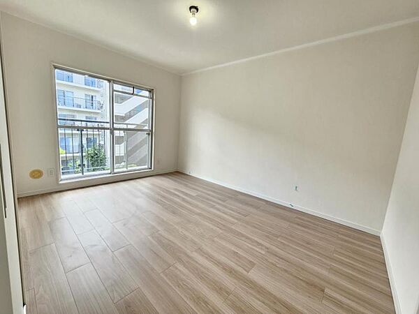 洋室6帖：バルコニーに面したお部屋はお布団などもサッと干せて便利ですね