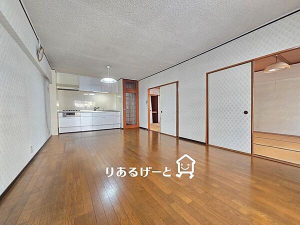 ＬＤＫ13帖：隣り合う和室と合わせた広々空間をご堪能ください！