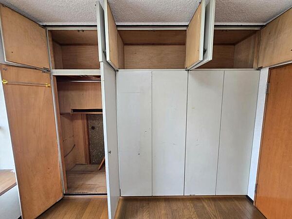 洋室4．3帖：収納たっぷりでお部屋がどんどん片付きますね！